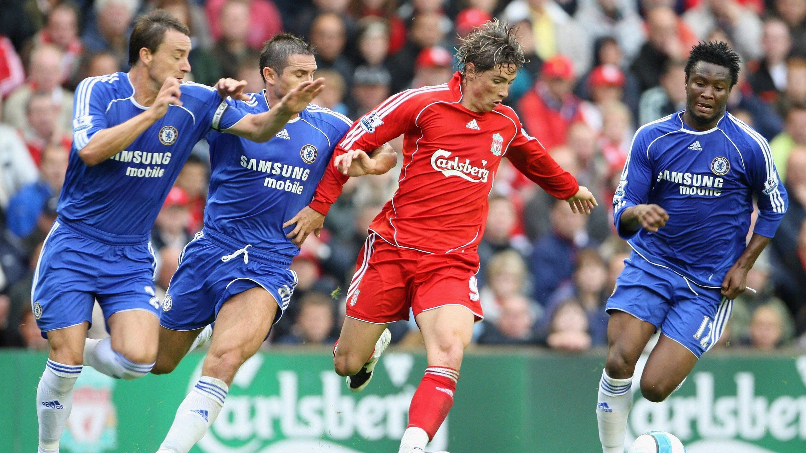 欧冠小组赛：曼城与拜仁在雨战中2比2握手言和 球员湿身抢镜